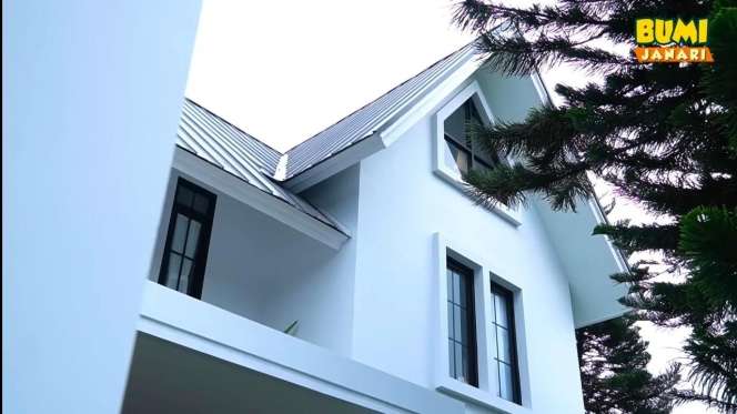 10 Potret Rumah Risa Saraswati yang Angker, Ada Loteng Pembawa Petaka & Hantu Muka Hancur!