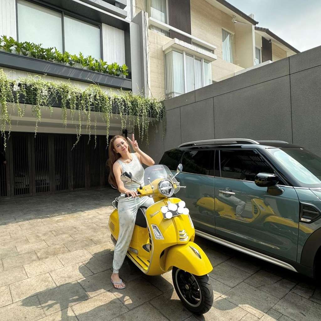 Potret Aura Kasih Naik Scooter, Netizen Rebutan Minta Diboncengin