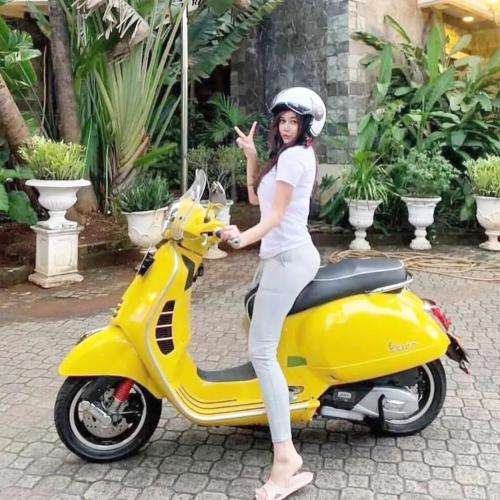 Potret Aura Kasih Naik Scooter, Netizen Rebutan Minta Diboncengin