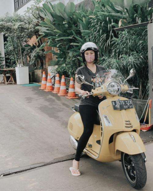 Potret Aura Kasih Naik Scooter, Netizen Rebutan Minta Diboncengin