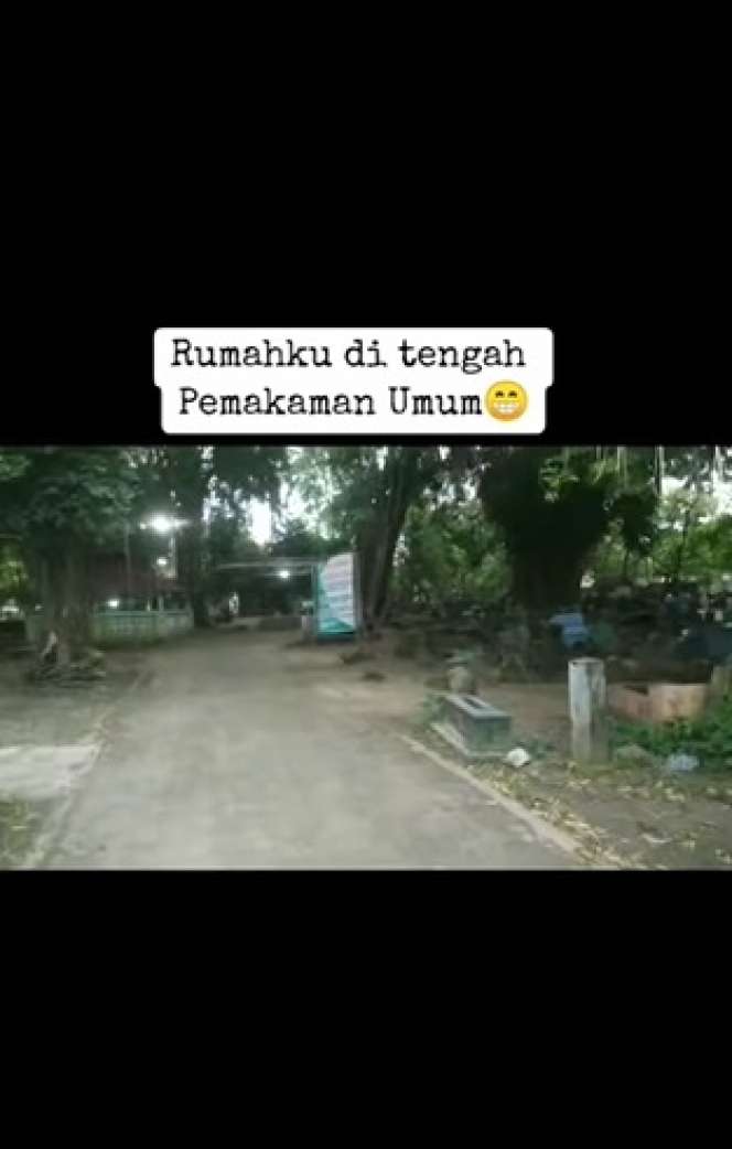 Penampakan Rumah di Tengah Pemakaman Umum, Netizen: `Enak ya, Nggak Ada Tetangga Julid`