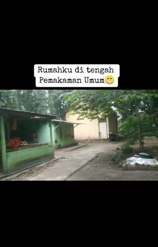 Penampakan Rumah di Tengah Pemakaman Umum, Netizen: `Enak ya, Nggak Ada Tetangga Julid`
