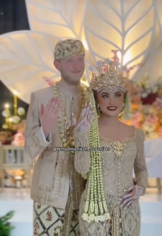 Pernikahan Viral Bule Belanda dan Wanita Asal Tasikmalaya, Usung Adat Sunda, Endingnya Bikin Senyum-senyum!