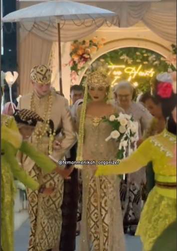 Pernikahan Viral Bule Belanda dan Wanita Asal Tasikmalaya, Usung Adat Sunda, Endingnya Bikin Senyum-senyum!