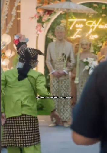 Pernikahan Viral Bule Belanda dan Wanita Asal Tasikmalaya, Usung Adat Sunda, Endingnya Bikin Senyum-senyum!
