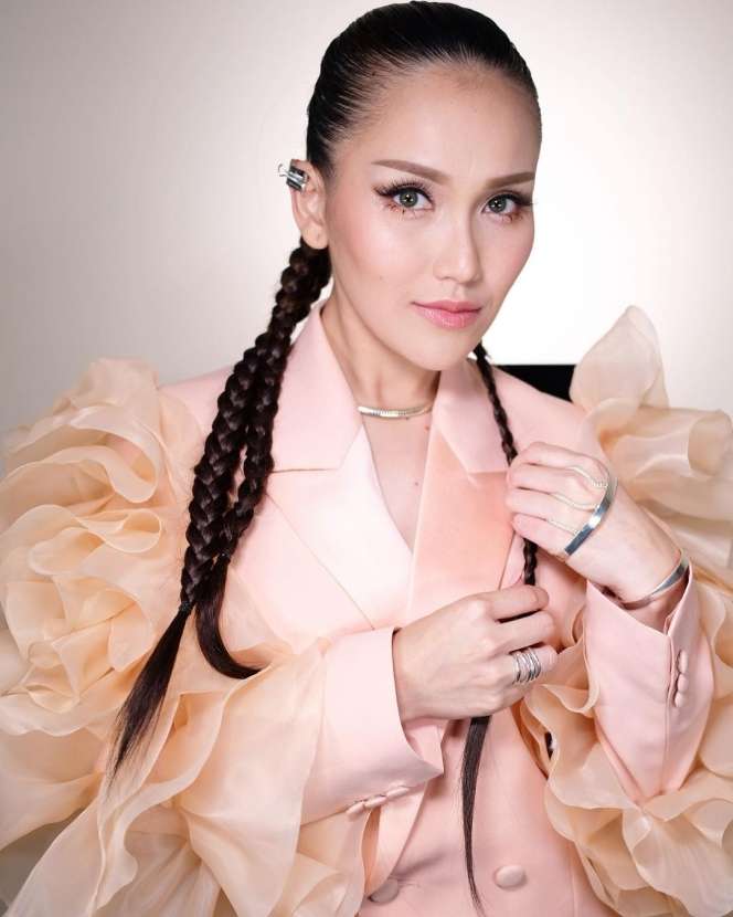 Potret Sederet Artis Cantik yang Gak Doyan Barang Branded, Ada yang Beli Aksesoris Rp10 Ribuan