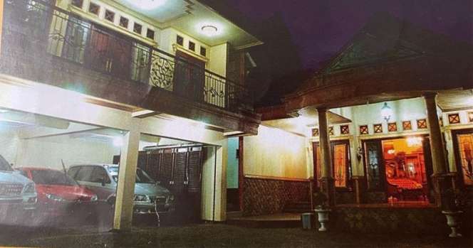 12 Potret Rumah Orangtua Artis, Ibu Indah Permatasari Bak Bumi Langit dengan Anaknya di Jakarta!