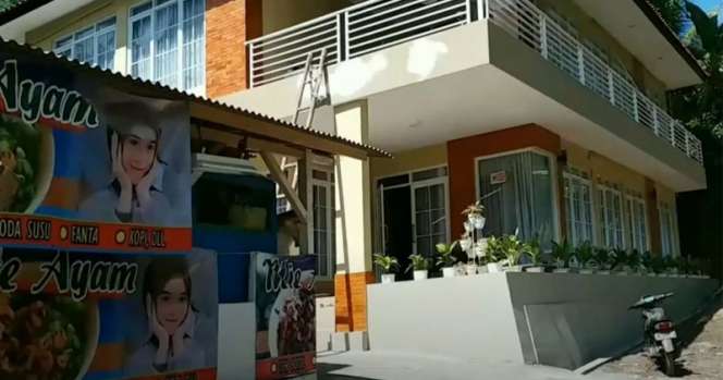 12 Potret Rumah Orangtua Artis, Ibu Indah Permatasari Bak Bumi Langit dengan Anaknya di Jakarta!