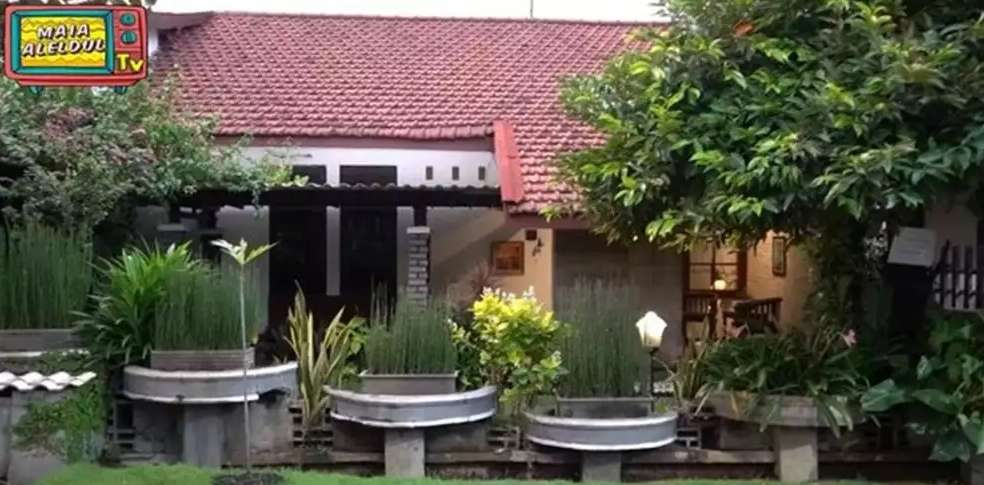 12 Potret Rumah Orangtua Artis, Ibu Indah Permatasari Bak Bumi Langit dengan Anaknya di Jakarta!