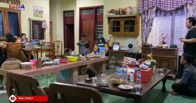12 Potret Rumah Orangtua Artis, Ibu Indah Permatasari Bak Bumi Langit dengan Anaknya di Jakarta!