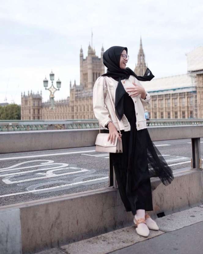 Adu Gaya Istri Artis dari Kalangan Non Seleb Saat Liburan Ke Luar Negeri