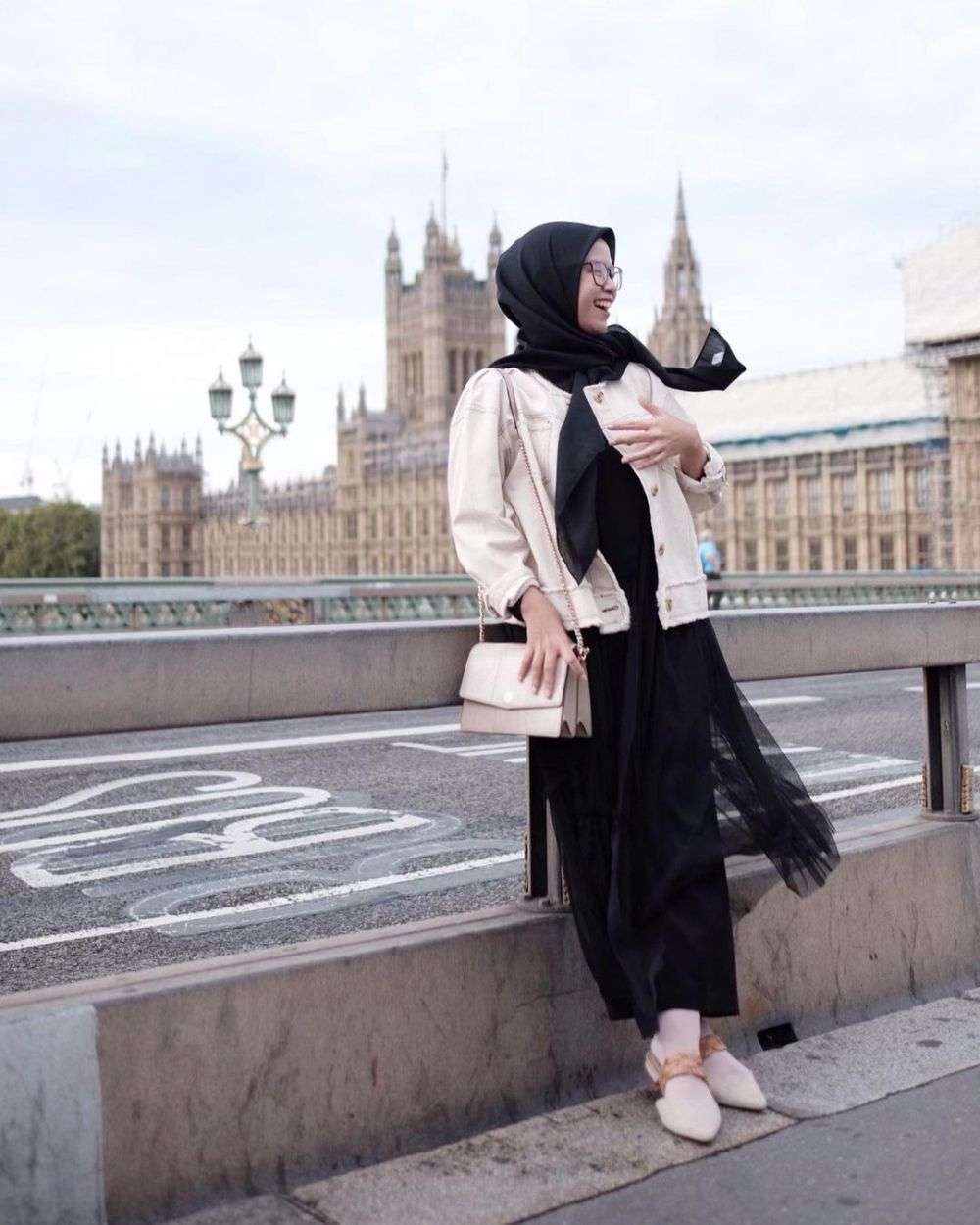 Adu Gaya Istri Artis dari Kalangan Non Seleb Saat Liburan Ke Luar Negeri