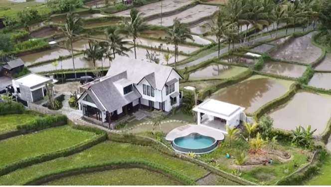 Potret Vila Mewah Milik Ayah Christian Sugiono di Bali, Meski Mepet Sawah Tapi Desainnya Super Modern!