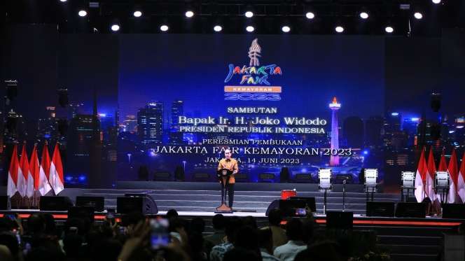 FOTO: Gaya Jokowi Ngopi di Jakarta Fair