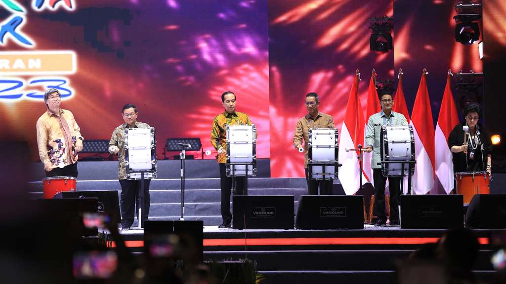 FOTO: Gaya Jokowi Ngopi di Jakarta Fair