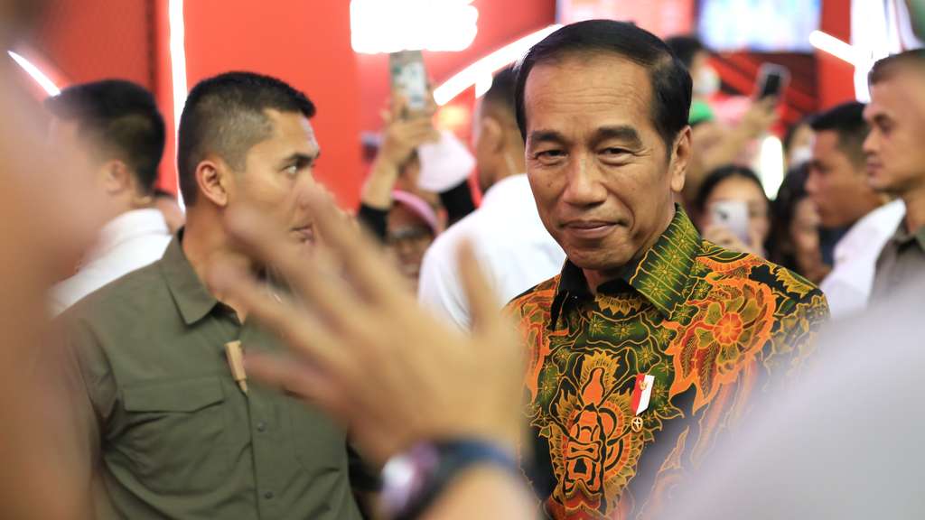 FOTO: Gaya Jokowi Ngopi di Jakarta Fair