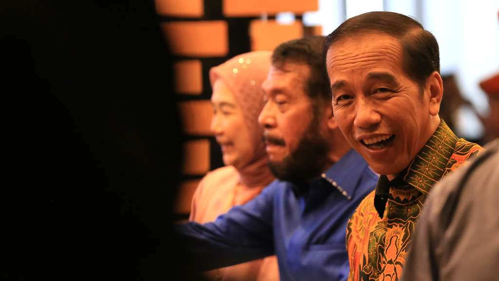 FOTO: Gaya Jokowi Ngopi di Jakarta Fair