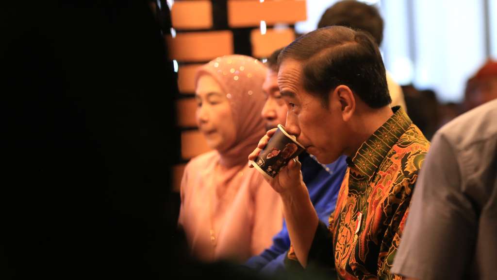 FOTO: Gaya Jokowi Ngopi di Jakarta Fair