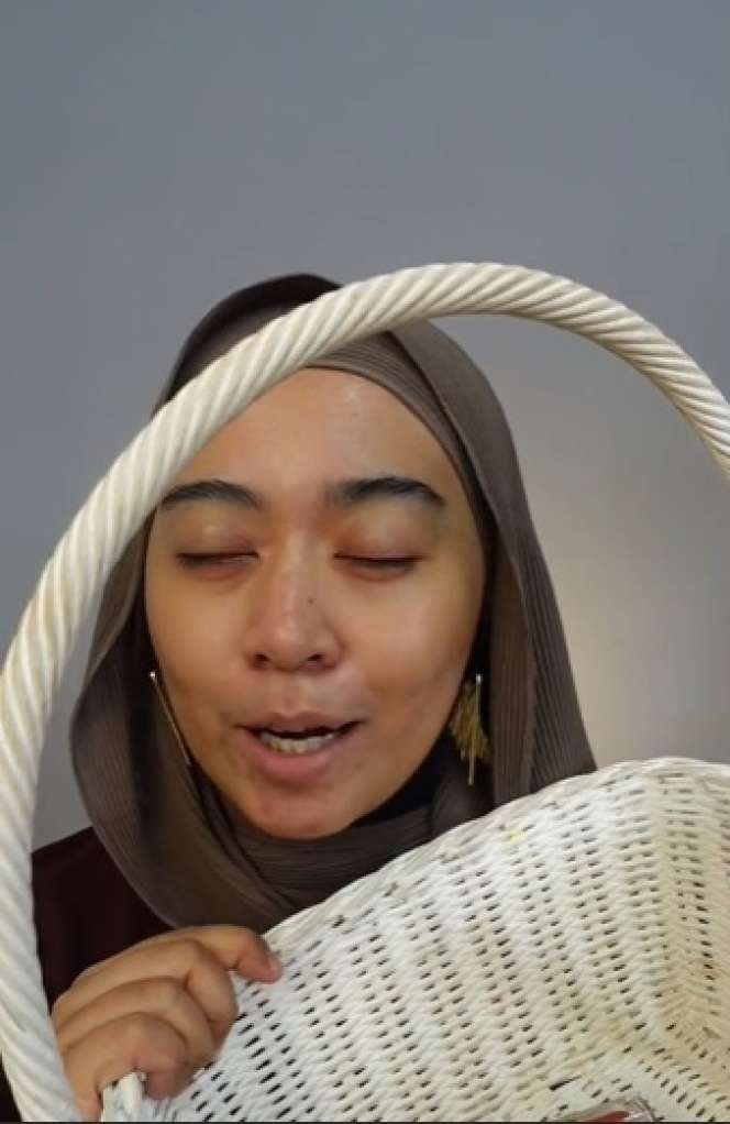 Wanita Ini Terima Tantangan Makeup Sambil Tutup Mata, Hasilnya Diluar Dugaan, Netizen: `Ngakak Banget`