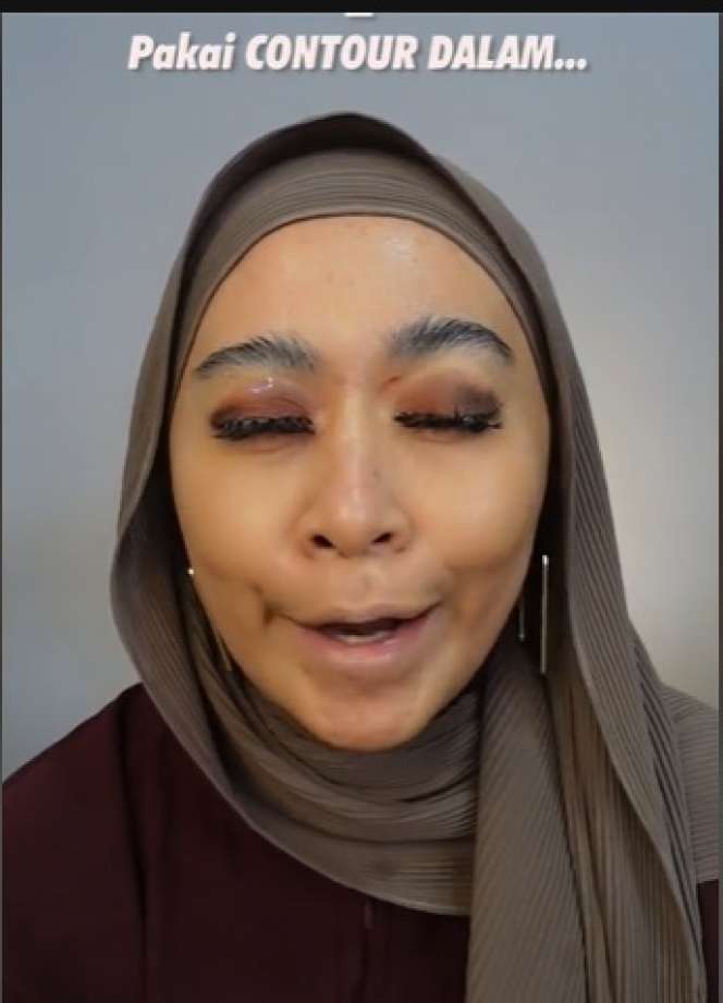 Wanita Ini Terima Tantangan Makeup Sambil Tutup Mata, Hasilnya Diluar Dugaan, Netizen: `Ngakak Banget`