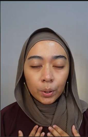 Wanita Ini Terima Tantangan Makeup Sambil Tutup Mata, Hasilnya Diluar Dugaan, Netizen: `Ngakak Banget`