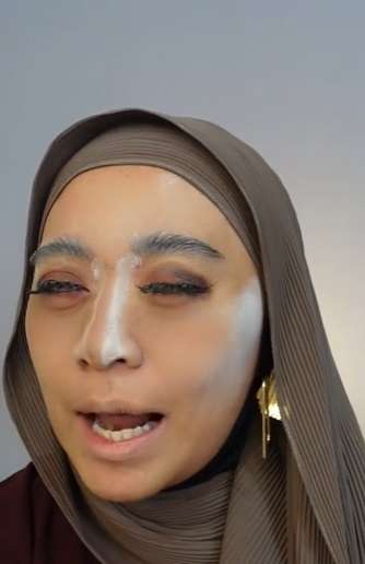 Wanita Ini Terima Tantangan Makeup Sambil Tutup Mata, Hasilnya Diluar Dugaan, Netizen: `Ngakak Banget`
