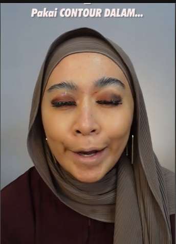 Wanita Ini Terima Tantangan Makeup Sambil Tutup Mata, Hasilnya Diluar Dugaan, Netizen: `Ngakak Banget`