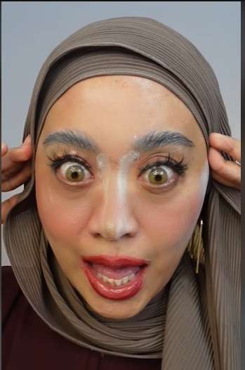 Wanita Ini Terima Tantangan Makeup Sambil Tutup Mata, Hasilnya Diluar Dugaan, Netizen: `Ngakak Banget`