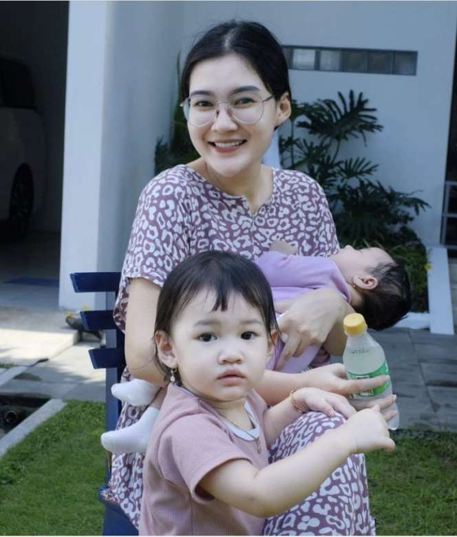 Potret Para Biduan Cantik Momong Anak, Tampil Polos Wajah Aslinya Bikin Melongo 