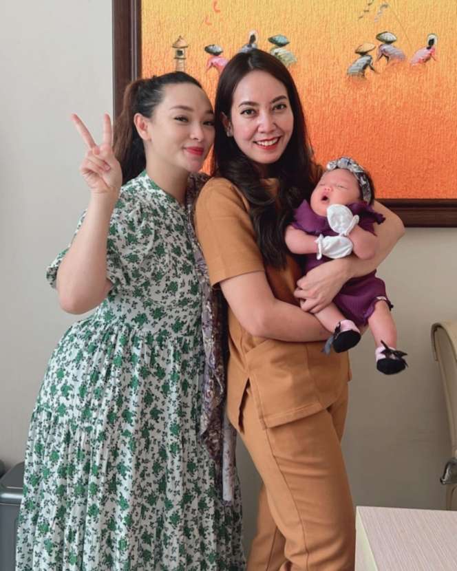 Potret Para Biduan Cantik Momong Anak, Tampil Polos Wajah Aslinya Bikin Melongo 