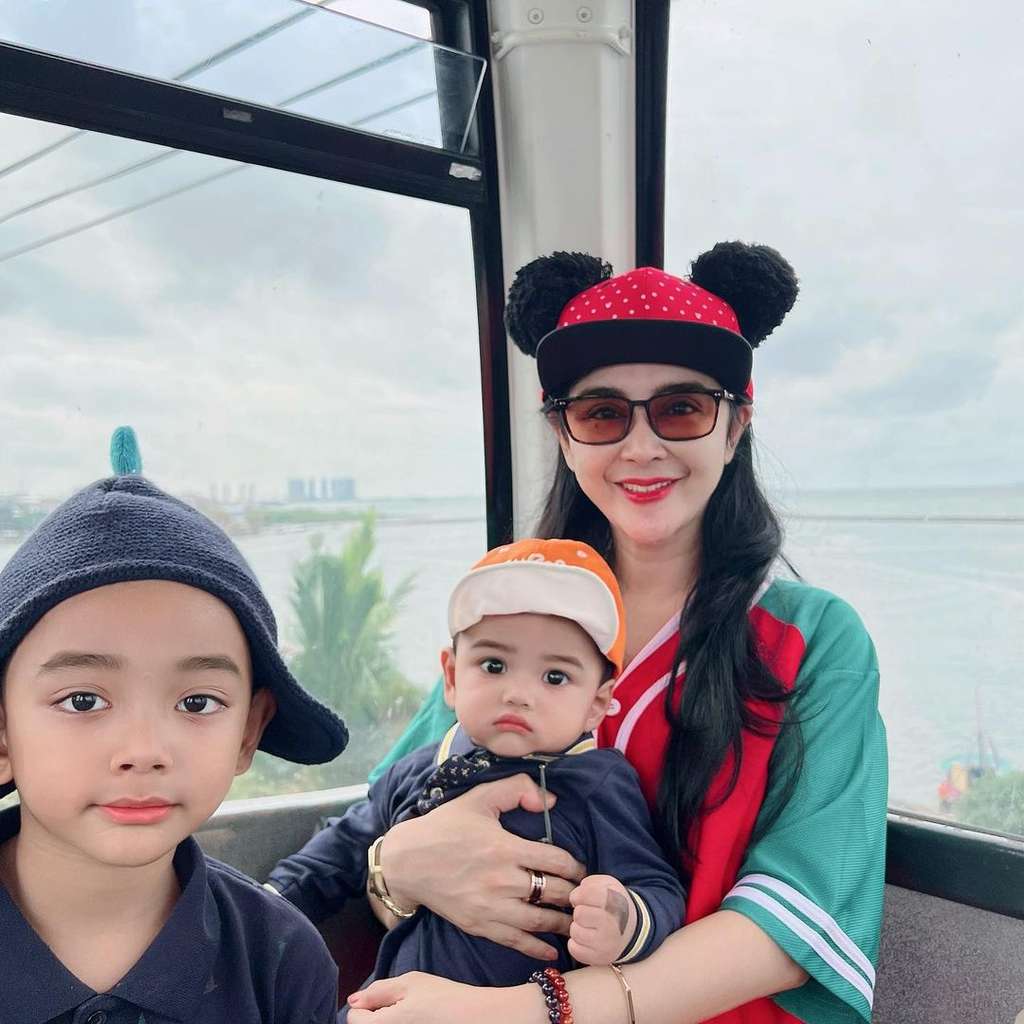 Potret Para Biduan Cantik Momong Anak, Tampil Polos Wajah Aslinya Bikin Melongo 