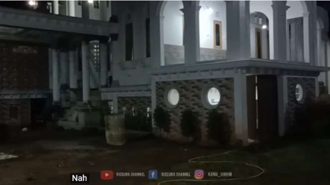 Viral Rumah Megah Bak Istana Rp5 Miliar di Tengah-Tengah Kuburan, Punya 12 Kamar & 7 Toilet, Ini 9 Potretnya