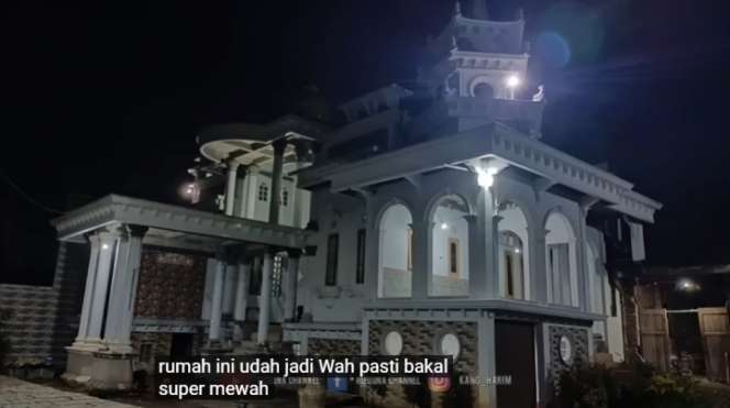 Viral Rumah Megah Bak Istana Rp5 Miliar di Tengah-Tengah Kuburan, Punya 12 Kamar & 7 Toilet, Ini 9 Potretnya