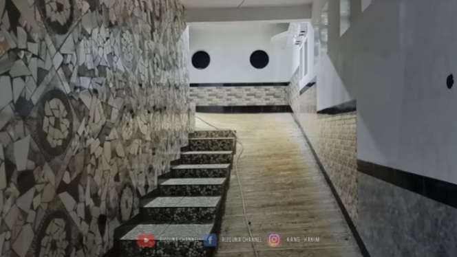 Viral Rumah Megah Bak Istana Rp5 Miliar di Tengah-Tengah Kuburan, Punya 12 Kamar & 7 Toilet, Ini 9 Potretnya