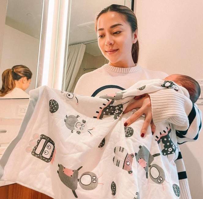 10 Potret Artis Tanpa Makeup Saat Momong Anak, Evi Masamba Dipuji Makin Cantik & Manglingi