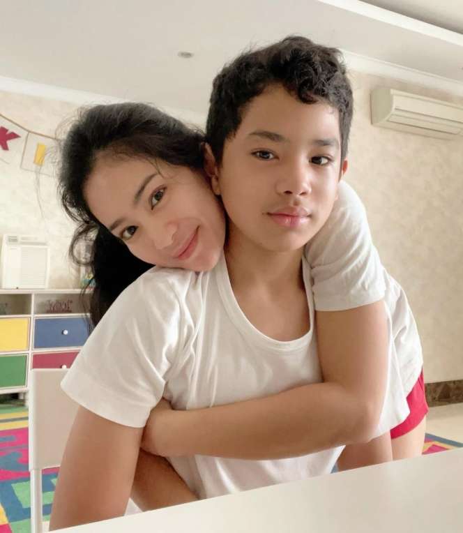 10 Potret Artis Tanpa Makeup Saat Momong Anak, Evi Masamba Dipuji Makin Cantik & Manglingi