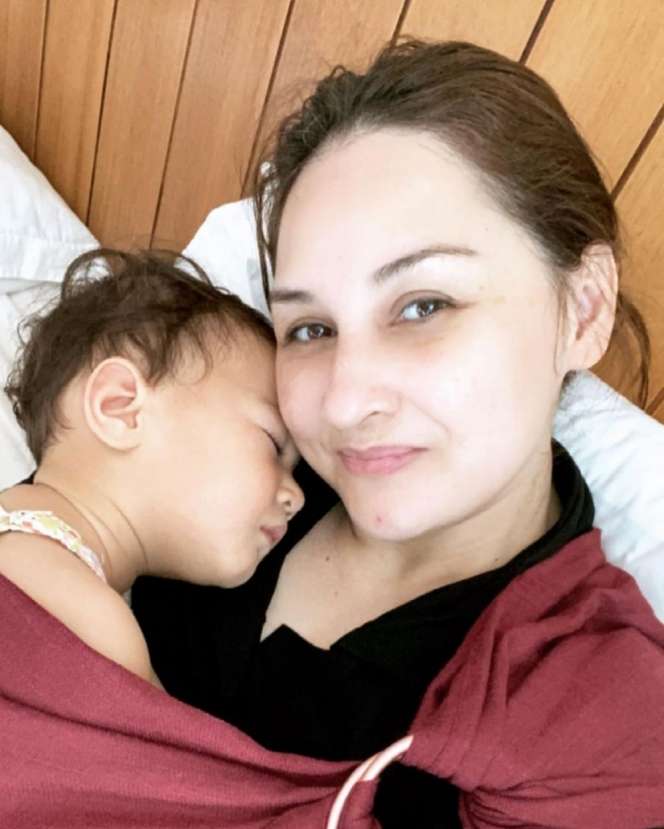 10 Potret Artis Tanpa Makeup Saat Momong Anak, Evi Masamba Dipuji Makin Cantik & Manglingi