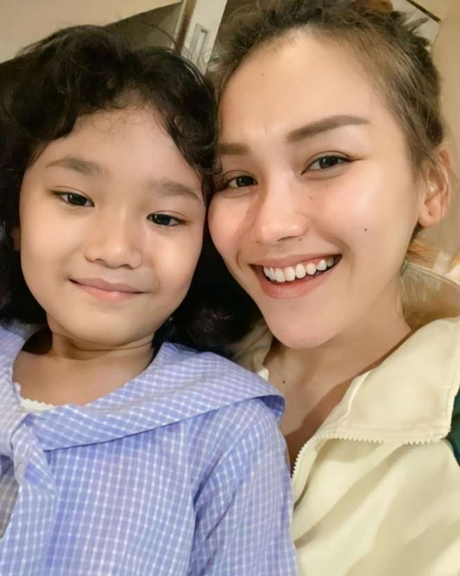 10 Potret Artis Tanpa Makeup Saat Momong Anak, Evi Masamba Dipuji Makin Cantik & Manglingi