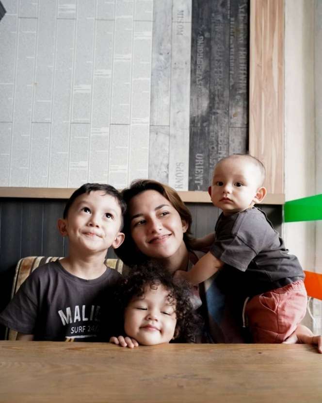 10 Potret Artis Tanpa Makeup Saat Momong Anak, Evi Masamba Dipuji Makin Cantik & Manglingi