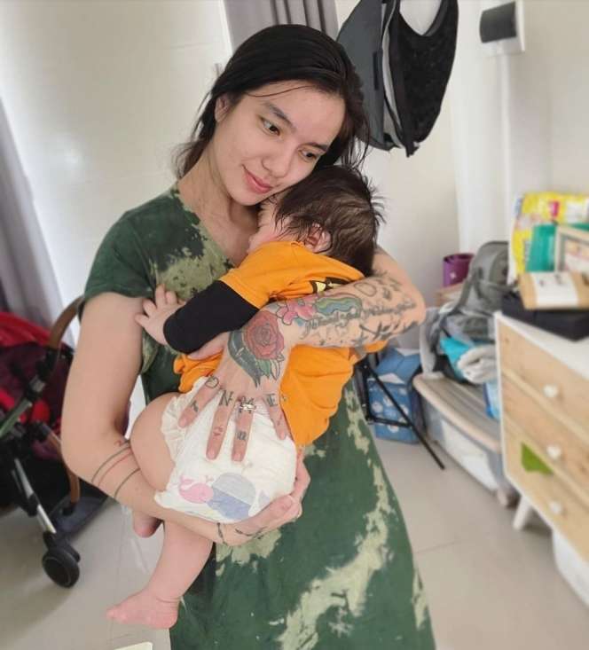 10 Potret Artis Tanpa Makeup Saat Momong Anak, Evi Masamba Dipuji Makin Cantik & Manglingi