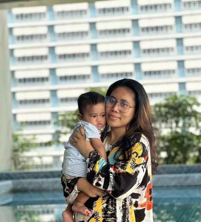 10 Potret Artis Tanpa Makeup Saat Momong Anak, Evi Masamba Dipuji Makin Cantik & Manglingi