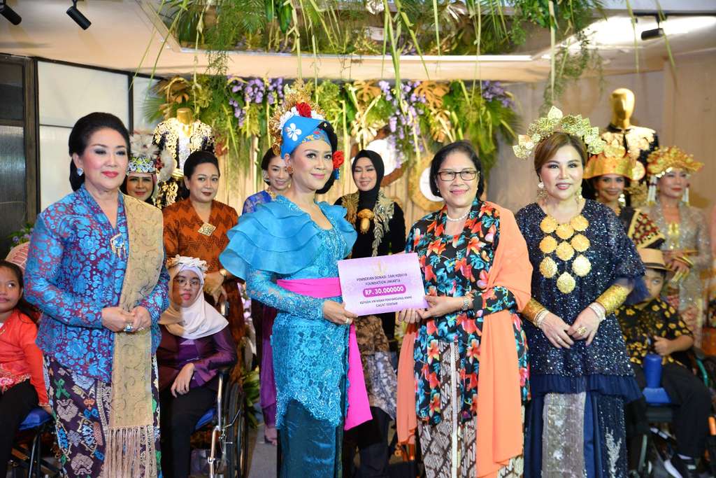 Potret Cantik Happy Djarot Berkebaya dalam Berbagai Acara