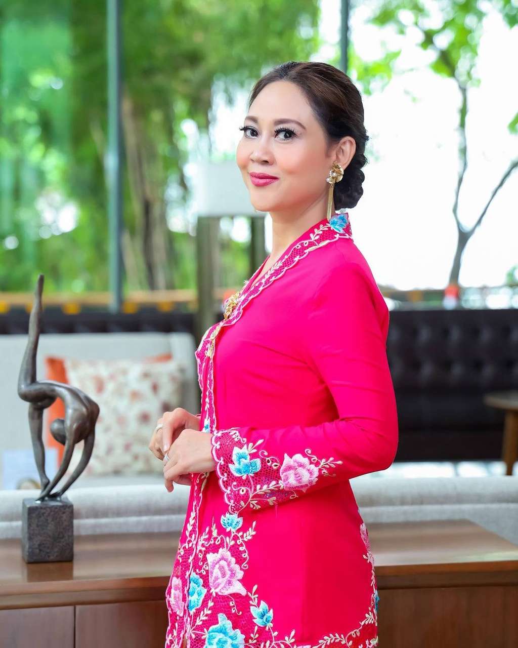 Potret Cantik Happy Djarot Berkebaya dalam Berbagai Acara