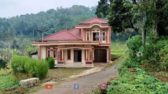 Viral Rumah Megah di Pinggir Sawah, Dikira Milik Pejabat Ternyata Penjual Siomay, Lihat Potretnya