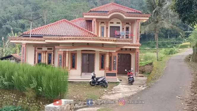 Viral Rumah Megah di Pinggir Sawah, Dikira Milik Pejabat Ternyata Penjual Siomay, Lihat Potretnya