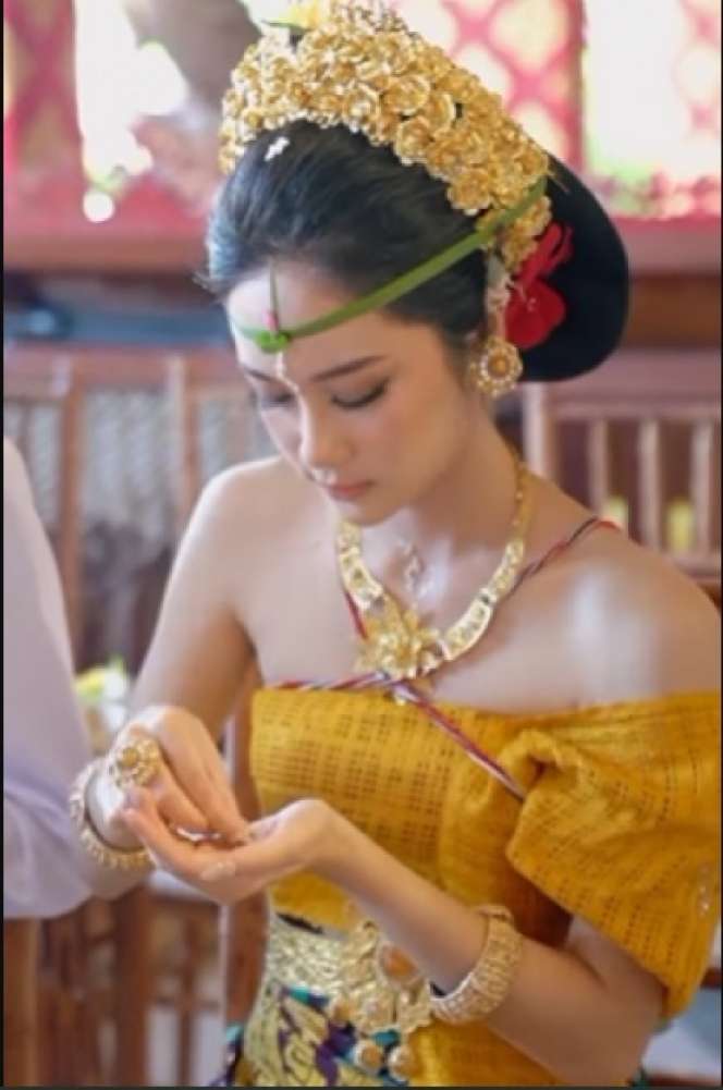 Potret Gadis Bali Saat Jalani Upacara Potong Gigi, Paras Cantiknya Bikin Salah Fokus!
