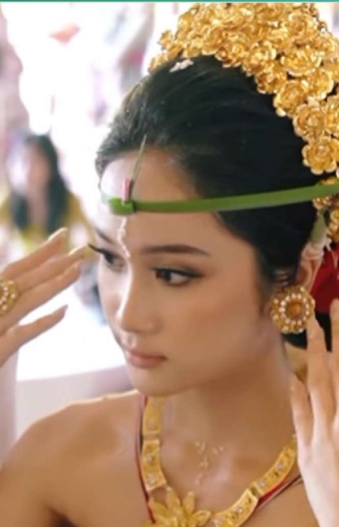 Potret Gadis Bali Saat Jalani Upacara Potong Gigi, Paras Cantiknya Bikin Salah Fokus!
