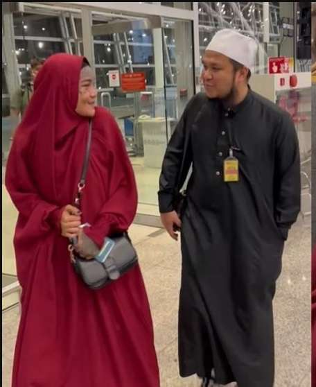 Kisah Hidup Wanita Punk yang Pilih Hijrah, Dulu Tubuhnya Penuh Tato Kini Penampilannya Berubah Drastis!