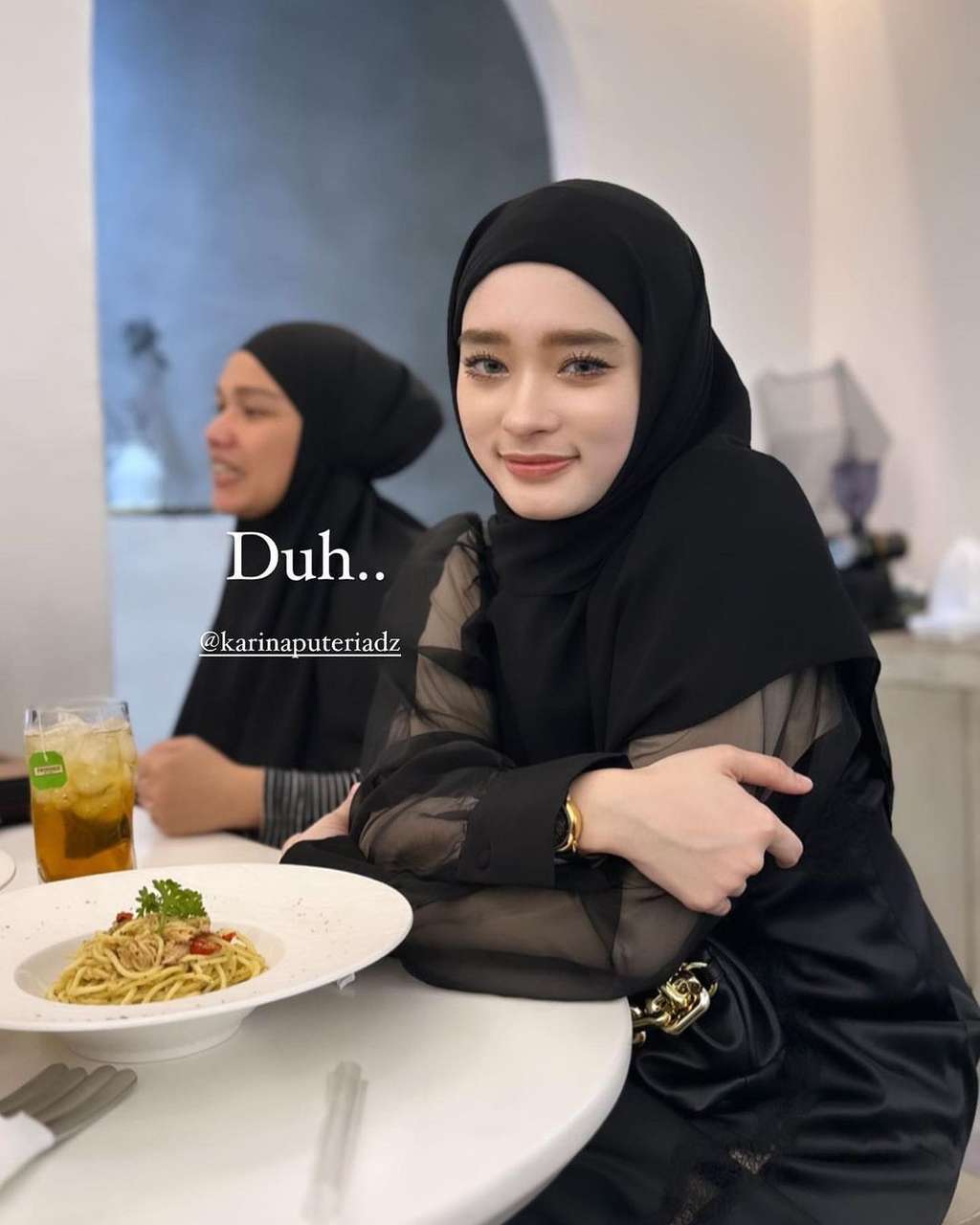 Potret Gaya Inara Rusli yang Dituding Pakai Busana Transparan