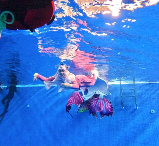 Potret Kakak Ria Ricis, dr. Shindy Cosplay Jadi Putri Duyung